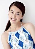 朱亚文妻子送女儿上学，白发抢镜依然从容，素颜美得不可方物